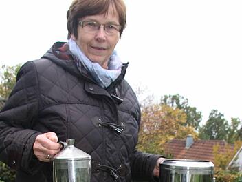 Jeden Morgen um 6.50 Uhr misst Brigitte Adam die im Hellmann-Niederschlagsmesser gesammelte Niederschlagsmenge und meldet das Ergebnis dem Wetterdienst. Foto: Sonny Adam