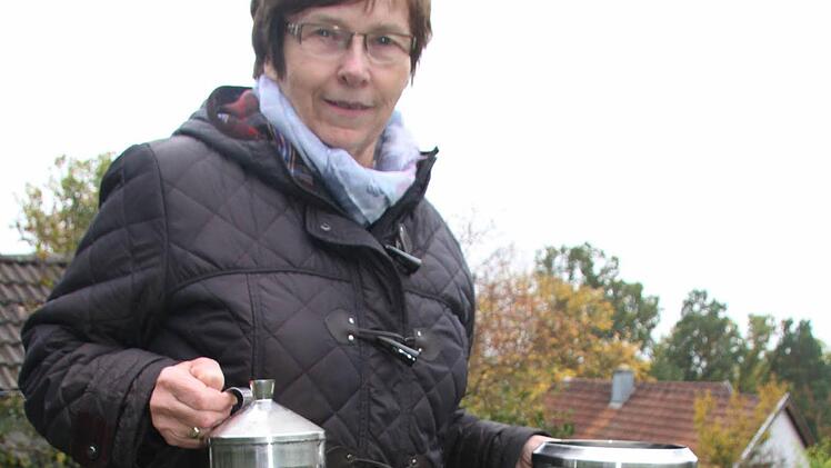 Jeden Morgen um 6.50 Uhr misst Brigitte Adam die im Hellmann-Niederschlagsmesser gesammelte Niederschlagsmenge und meldet das Ergebnis dem Wetterdienst. Foto: Sonny Adam