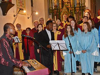 Ein Gospelkonzert, das es in sich hatte und nicht nur Gospelfans begeisterte. Rick Cotton war mit dem "Workshop-Chor" am Sonntag in der Pfarrkirche zu Gast. Er selbst und seine Familie gaben nach einer kurzen Pause noch einmal ein kleines Konzert als Zugabe. Hanns Friedrich