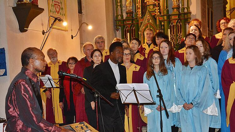 Ein Gospelkonzert, das es in sich hatte und nicht nur Gospelfans begeisterte. Rick Cotton war mit dem "Workshop-Chor" am Sonntag in der Pfarrkirche zu Gast. Er selbst und seine Familie gaben nach einer kurzen Pause noch einmal ein kleines Konzert als Zugabe. Hanns Friedrich