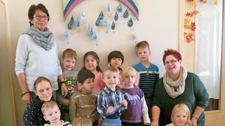 Die Freude war groß, als die Kinder der Spatzengruppe den großen Scheck entgegennehmen durften.