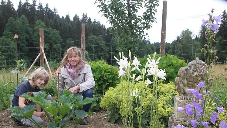 Ulrike Lokies (hier mit Sohn Florian) investiert rund vier Stunden pro Woche in ihren 225 Quadratmeter gro&szlig;en Gem&uuml;segarten.