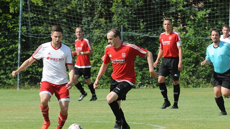 Der Blick von Simon Träger vom FC Reichenbach (links) und von Markus Markert (TSV Oberthulba) geht nur zum Ball. Am Ende schauten die Oberthulbaer etwas genauer hin und gewannen den Test gegen die Teutonen mit 5:3. Foto: ssp