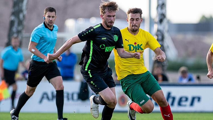 Der Eltersdorfer Simon Drießlein (am Ball) markierte gegen die DJK Don Bosco Bamberg die zwischenzeitliche 1:0-Führung. Foto: Sportfoto Zink