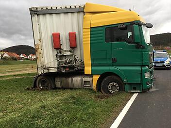 Zwischen Euerdorf und Sulzthal hat am Montagvormittag ein Lkw-Fahrer seinen Laster im Feld neben der Straße festgefahren. Foto: Ralf Ruppert