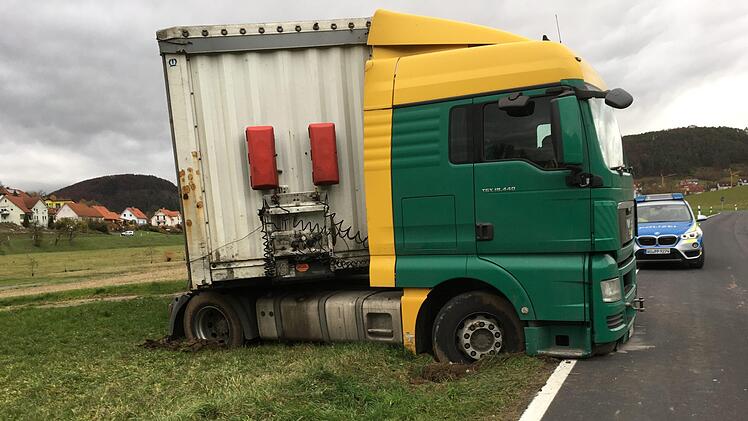 Zwischen Euerdorf und Sulzthal hat am Montagvormittag ein Lkw-Fahrer seinen Laster im Feld neben der Straße festgefahren. Foto: Ralf Ruppert