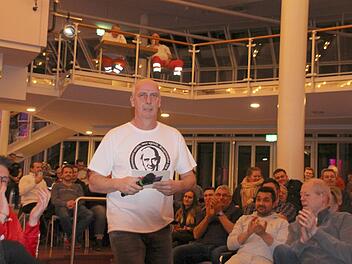 Mario Basler l&auml;uft durch den restlos gef&uuml;llten Saal im Kongresshaus Rosengarten Richtung B&uuml;hne.  Sven D&ouml;rr