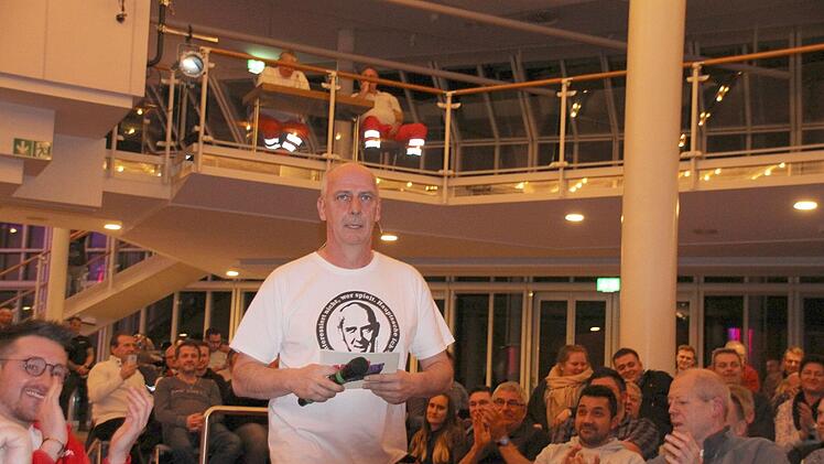 Mario Basler l&auml;uft durch den restlos gef&uuml;llten Saal im Kongresshaus Rosengarten Richtung B&uuml;hne.  Sven D&ouml;rr