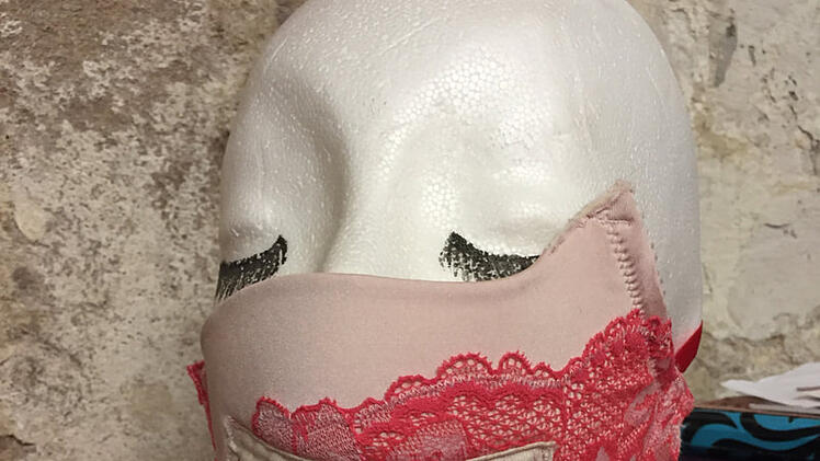 Masken aus BHs