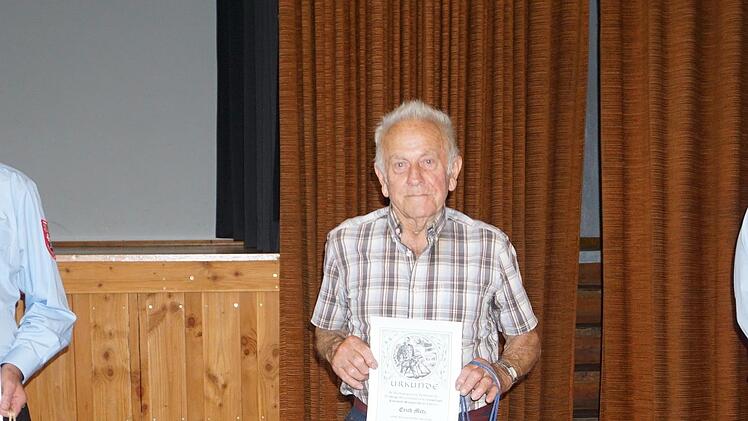 Ehrungen bei der Feuerwehr Stangenroth: Vorsitzender Christian Metz (rechts) ehrte für 40 Jahre Mitgliedschaft Edgar Metz (links) und für 70 Jahre Mitgliedschaft bei der Feuerwehr Erich Metz (Mitte).