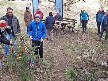 Mit Mitglieder des Vereins stellten ein geschmücktes Fichtenbäumchen auf.