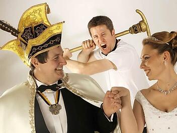 Prinz Thorsten und Prinzessin Petra geben sich die Ehre. Der Zepter schwingende Vizepräsident der Narrhalla Stefan Unglaub nimmt's mit Humor - schließlich ist die Prinzessin im richtigen Leben die seine.  Fotos: Tanja Wippenbeck