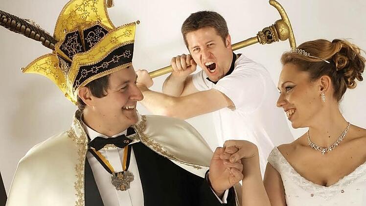 Prinz Thorsten und Prinzessin Petra geben sich die Ehre. Der Zepter schwingende Vizepräsident der Narrhalla Stefan Unglaub nimmt's mit Humor - schließlich ist die Prinzessin im richtigen Leben die seine.  Fotos: Tanja Wippenbeck