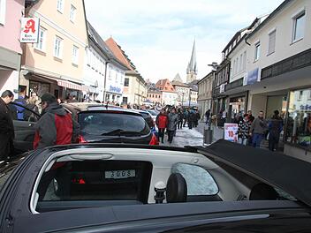 Zwölf Autofirmen präsentierten gestern in der Innenstadt die neuesten Modelle.  Fotos: Gerda Völk