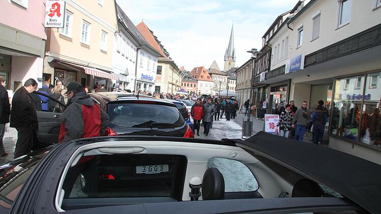 Zwölf Autofirmen präsentierten gestern in der Innenstadt die neuesten Modelle.  Fotos: Gerda Völk