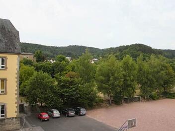 Der neue Standort des BBZ wird im Bereich der Entlastungsstraße zwischen BBZ und Gymnasium liegen. Der Innenhof soll weiter als Freizeitraum genutzt werden. Foto: Heike Beudert