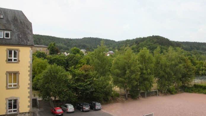 Der neue Standort des BBZ wird im Bereich der Entlastungsstraße zwischen BBZ und Gymnasium liegen. Der Innenhof soll weiter als Freizeitraum genutzt werden. Foto: Heike Beudert