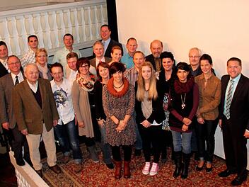 Zuversichtliche Kandidaten mit dem FW-Landratskandidaten Martin Oberle und der Kreisvorsitzenden Irene Häusler (mittlere Reihe von links) Foto: Johanna Blum