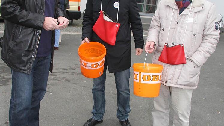 15 Die Lions-Promis wie Harry Weiß und Dieter Heckel verkauften Tombola-Lose - 3000 Lose waren im Nu weg.