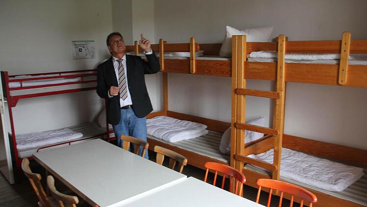 Bürgermeister Beiergrößlein in einem der bisherigen Zimmer des Nordflügels. Dort wird ab Herbst saniert.