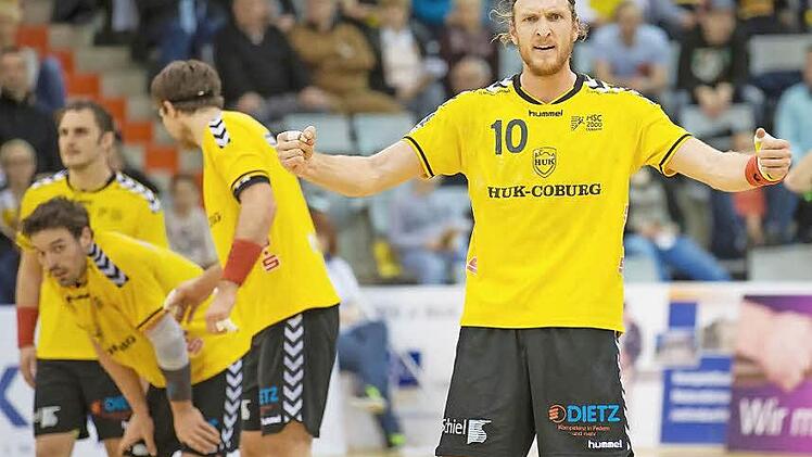 Matthias Gerlich jubelt über den HSC-Sieg und über einen seiner sechs Treffer im Spiel gegen Dormagen.