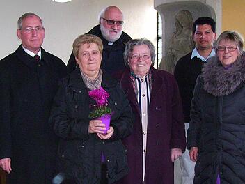 Rosemarie Eberlein wurde feierlich aus der Seniorenarbeit verabschiedet. Pfarrer Stephan Hartmann, Pfarrvikar Pater Silvester, Diakon Michael Schlereth, Leopoldine Wiesner und Alrun Lintner würdigten die 20-jährige Tätigkeit Eberleins.  Foto: Ute Weissenberger