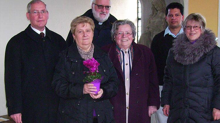Rosemarie Eberlein wurde feierlich aus der Seniorenarbeit verabschiedet. Pfarrer Stephan Hartmann, Pfarrvikar Pater Silvester, Diakon Michael Schlereth, Leopoldine Wiesner und Alrun Lintner würdigten die 20-jährige Tätigkeit Eberleins.  Foto: Ute Weissenberger