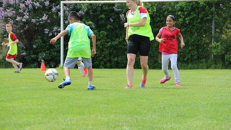 Die Schülermitverantwortung des Hammelburger Frobenius-Gymnasiums veranstaltete ein Turnier, bei dem Schüler mit Asylbewerberkindern Fußball spielten. Foto: Wiesner