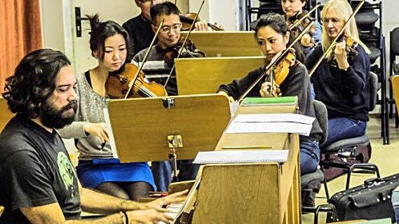 Proben-Impressionen: Das Philharmonische Orchester bereitet sich auf das Tango-Konzert am Samstag im Landestheater Coburg vor: Am Klavier: Juan Estaban Cuacci als musikalischer LEiterFoto: Jochen Berger