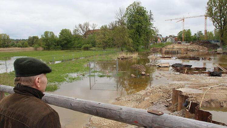 Der Bereich der Brückenbaustelle in Höchstadt war am Freitag überflutet. Foto: Andreas Dorsch