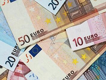 Die Haushaltskonsolidierung in Marktleugast bringt erste Erfolge. Symbolfoto: Jens Wolf/dpa