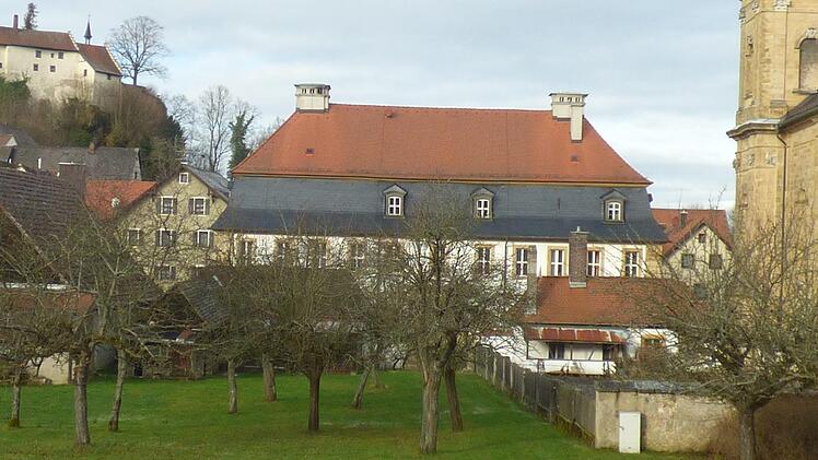Das 1747 bis  1748 von Balthasar Neumanns Architekten Johann Jakob Michael Küchel erbaute Gößweinsteiner Pfarrhaus vom Pfarrgarten aus Foto: Thomas Weichert