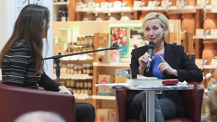 Tanja Kinkel (links) und Amelie Fried bei der Lesung  Foto: Barbara Herbst