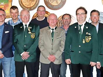 Karsten Fischkal (3. v. r.) und Jutta Köhler (r.) gratulierten Helga Viehmann, Katja Trescher, Ralph Zenger, Klaus Trescher, Klaus Viehmann, Dieter Nitsch, Ralf Köhler, Eberhard Raaber, Siegfried Prell und Wolfgang Stumpf (v. l.) zur Wahl. Foto: Johanna Blum