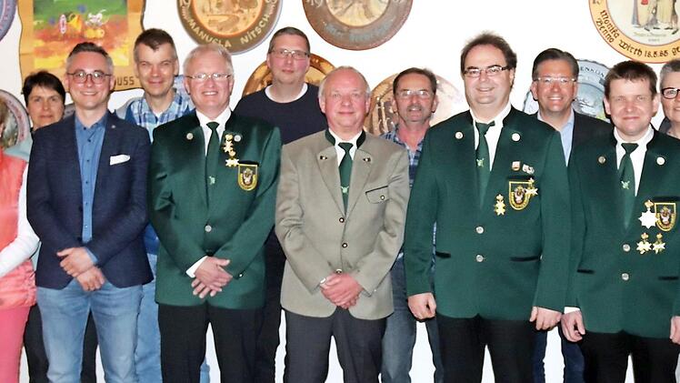 Karsten Fischkal (3. v. r.) und Jutta Köhler (r.) gratulierten Helga Viehmann, Katja Trescher, Ralph Zenger, Klaus Trescher, Klaus Viehmann, Dieter Nitsch, Ralf Köhler, Eberhard Raaber, Siegfried Prell und Wolfgang Stumpf (v. l.) zur Wahl. Foto: Johanna Blum