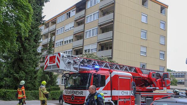 Brand in N&uuml;rnberg: Einsatzkr&auml;fte der Feuerwehr und Polizei r&uuml;ckten am Dienstagmorgen zu einem Einsatz in der Herriedener Stra&szlig;e aus. Foto: NEWS5 / Friedrich