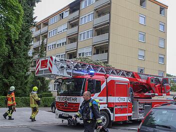Brand in Nürnberg: Einsatzkräfte der Feuerwehr und Polizei rückten am Dienstagmorgen zu einem Einsatz in der Herriedener Straße aus. Foto: NEWS5 / Friedrich