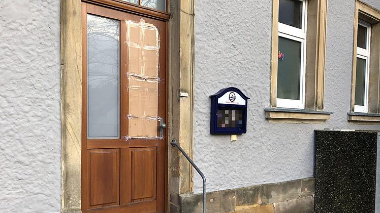 In der Wohnung über einem Bayreuther Lokal kam es in der Nacht auf Sonntag zu einer Vergewaltigung. Ein Zeuge rettete die 22-jährige Frau aus dem Martyrium. Dabei beschädigte der Retter die Tür des Lokals. Foto: News5/fricke