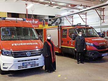 Pfarrerin Carina Knoke segnete die Fahrzeuge.