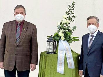 Landrat Alexander Tritthart (rechts) und Bürgermeister Karl-Heinz Hertlein gedachten der Pandemie-Opfer.
