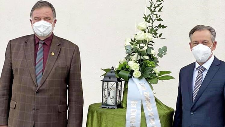 Landrat Alexander Tritthart (rechts) und Bürgermeister Karl-Heinz Hertlein gedachten der Pandemie-Opfer.