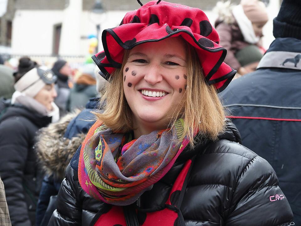 Tausende Besucher beim traditionellen Maskenumzug