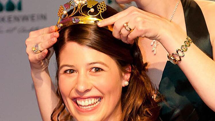 Sabine Ziegler krönt Melanie Dietrich zur neuen Fränkischen Weinkönigin. Foto: Köpplinger