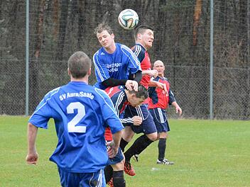 Obenauf: Patrick Falkenstein (SV Aura) nimmt sich im Luftkampf mit Dominic Bischoff (VfR Sulzthal) dessen Teamkollegen Fabian Weber zur Hilfe unter Beobachtung von Auras Philipp Kaiser (vorne) und Sulzthals Michael Halboth (hinten). Foto: ssp
