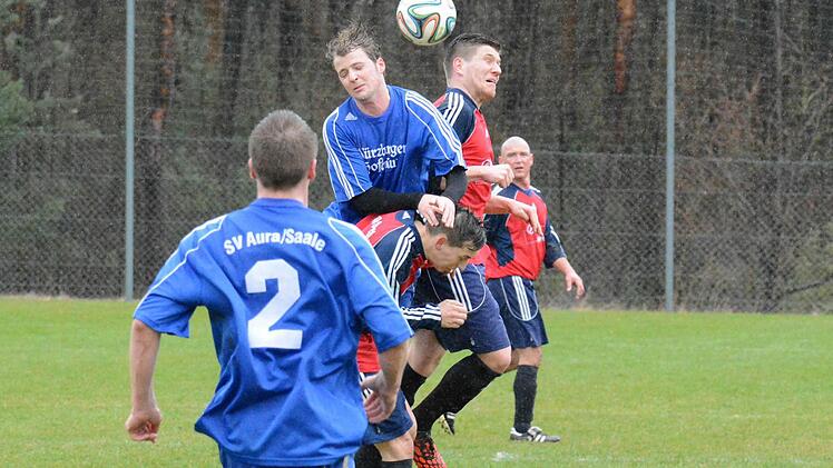 Obenauf: Patrick Falkenstein (SV Aura) nimmt sich im Luftkampf mit Dominic Bischoff (VfR Sulzthal) dessen Teamkollegen Fabian Weber zur Hilfe unter Beobachtung von Auras Philipp Kaiser (vorne) und Sulzthals Michael Halboth (hinten). Foto: ssp