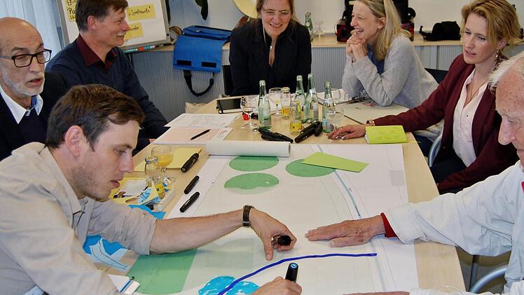 Mit viel Spaß malte und bastelte die Arbeitsgruppe erste Ideen. Foto: Sigismund von Dobschütz