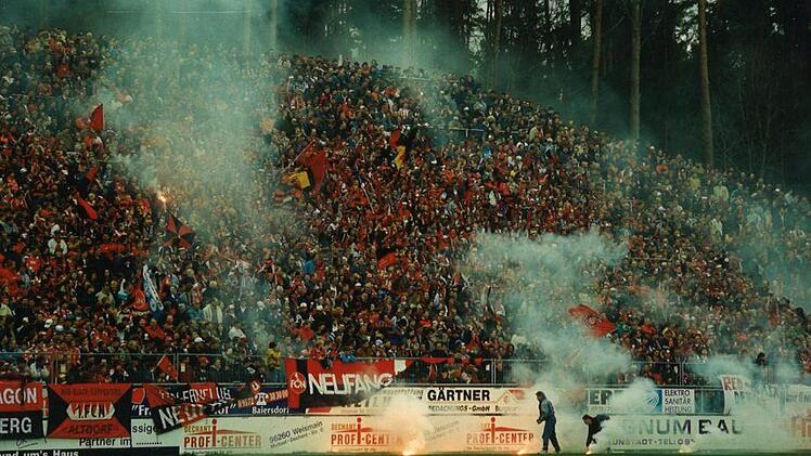 Auch heute noch eine Unsitte - Bengalos und Rauchbomben der Club-Fans. Foto: Timo Stöhr