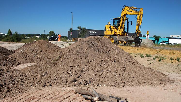 Die Erde auf dem Gemeindegrund neben dem "Bäcker Burkard-Areal" enthält Baustellenreste. Sie stammt nicht von der Reuthsee-Baustelle, sondern gehört der Gemeinde. Laut Fischkal ist sie nicht belastet. Foto: Christian Bauriedel