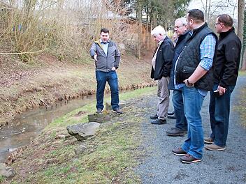 Die Engstelle im Anlagenbereich am Sportstudio monierten die CSU_Politiker bei ihrem Rundgang besonders. Foto: Katharina Becht