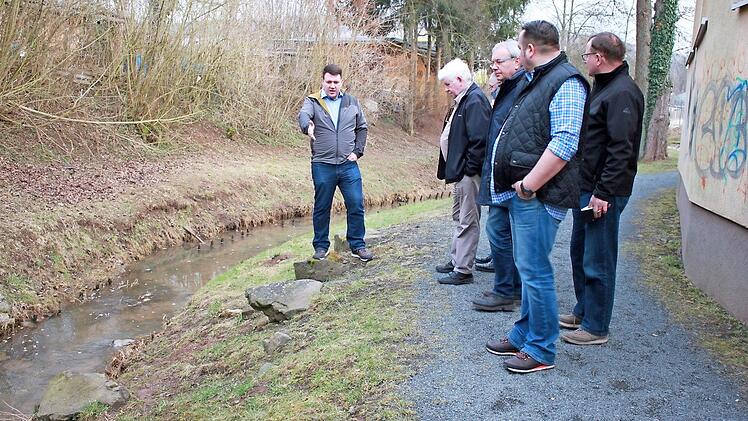 Die Engstelle im Anlagenbereich am Sportstudio monierten die CSU_Politiker bei ihrem Rundgang besonders. Foto: Katharina Becht